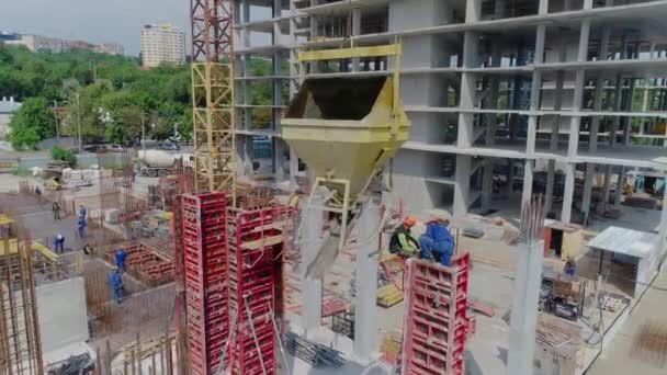 Werknemers op een bouwplaats. Constructie van gewapend beton. Bouw van een modern wooncomplex — Stockvideo