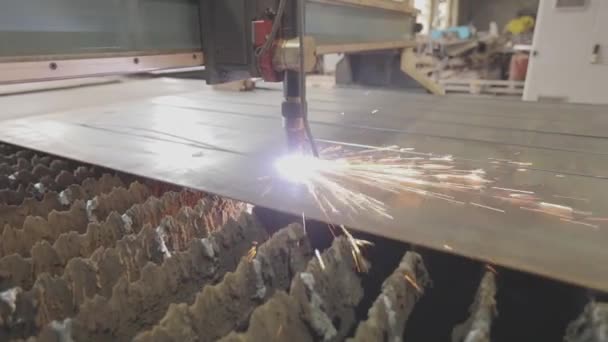 Cortando espaços em branco de metal com plasma. Corte de plasma. Máquina de plasma Cnc — Vídeo de Stock