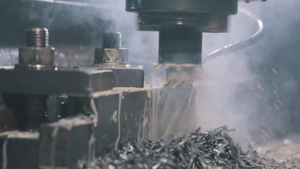 Usinagem de uma peça de metal em uma máquina de moagem lentidão. Fresadora em produção. — Vídeo de Stock