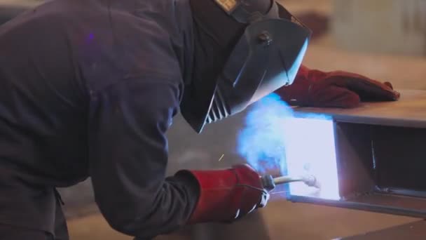 工場の溶接機。工場の労働者は金属構造物を溶接する. — ストック動画