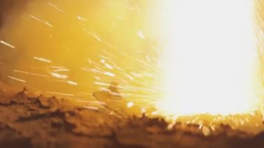 Metal kesmekten kıvılcımlar. Gaz kesiciyle metal kesmekten kıvılcımlar çıkıyor.