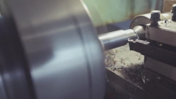 Torno, procesamiento de metales, primer plano del torno metálico — Vídeo de stock