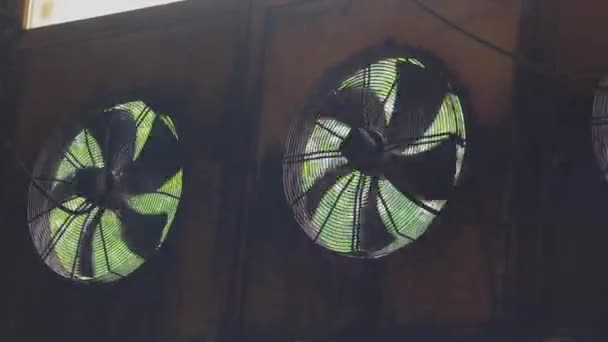 Вентиляция в производстве, большие вентиляторы для вентиляции промышленных помещений — стоковое видео