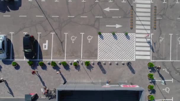 Aparcamiento cerca de la vista de la tienda desde el dron. Una gran cantidad de coches en el estacionamiento vista superior — Vídeo de stock