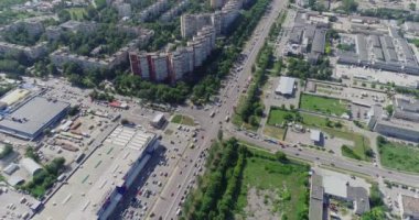 Kesişme noktası üst görünümü meşgul. Kesişme noktası manzarası. Çok sayıda arabalı kavşaklar