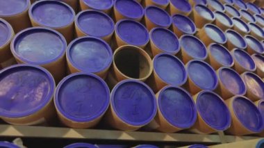 Beyaz adam raflarda bir numune itiyor. Yeni duvar kağıdı örneği. Yeni duvar kağıdı fabrikası. Yapım duvar kağıtları