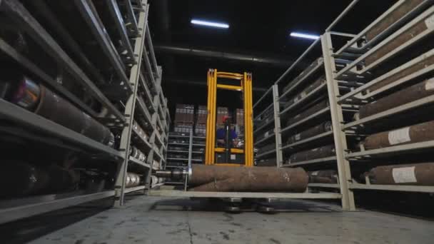 Moderne Tapetenproduktion. Arbeiter schiebt Stapler mit zylindrischem Schaft in Lager. — Stockvideo