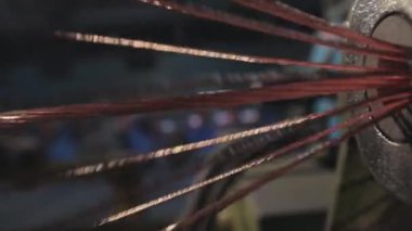 Modern bakır kablo fabrikası. Kablo üretimi için bitki. Bakır kabloyu karıştırıyorum. Bakır kabloya yakın çekim.