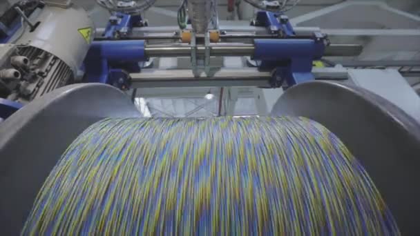 Winding van de elektrische kabel naar de spoel in de productie. Kabelpdroductie. Kabelfabriek — Stockvideo