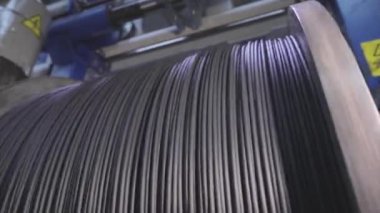 Yapım aşamasında elektrik kablosunun bobbin kutusuna sarılması. Kablolu yayın. Kablo fabrikası