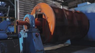 Kablo üretimi. Yapım aşamasında elektrik kablosunun bobbin kutusuna sarılması. Modern fabrika bakır kablo.