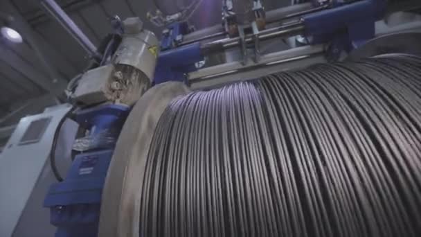 Aufwicklung des elektrischen Kabels zur Spule in der Produktion. Kabelverlegung. Kabelfabrik — Stockvideo