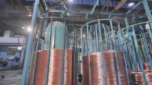 Fabricación de cable de cobre, taller de fabricación de cable interior, interior industrial — Vídeos de Stock