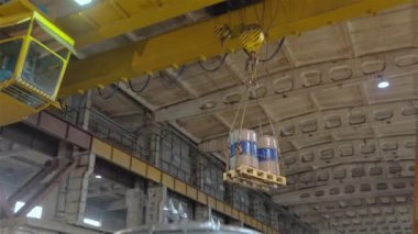 Tepe vinç yüklendi, üstteki vinç devrede, üstteki vinç çalışıyor, köprü vinci, kiriş vinci devrede.