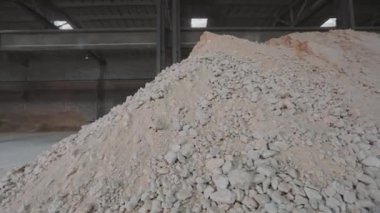 Büyük bir kum ve taş yığını. Havalandırılmış beton üretimi için malzeme