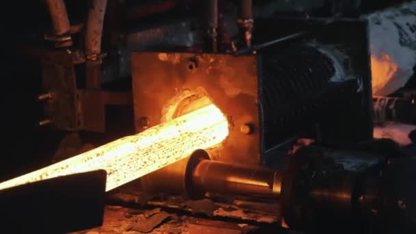 Výrobní proces v závodě na válcování kovů, přesun na pásku z horkého kovu, válcování kovů ve výrobě, fáze výroby kuliček, — Stock video