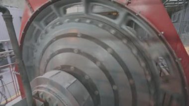 Büyük Fabrika 'daki Silindir Top Değirmeni. Top değirmeni, fabrikada değirmen, metal toplarla öğütme.