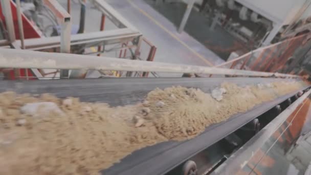 Molienda de materiales a granel en un molino de bolas. Línea de cinta transportadora, cinta transportadora de arena — Vídeo de stock