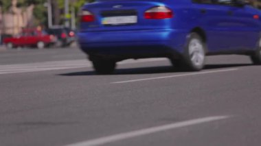 Arabaların gittiği yol. Şehirdeki arabalar. Yoğun şehir trafiği