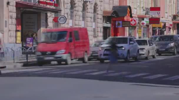 बड़े शहर के समय पर कार यातायात समाप्त होता है। समय अंतराल में कई कारें — स्टॉक वीडियो