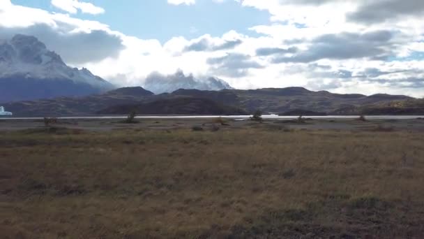 Vista do Monte Torres del Paine. Trekking na patagônia ao lado da montanha Cerro Paine Grande. — Vídeo de Stock