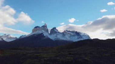 Patagonya 'da Cerro Paine Grande dağının yanında. Cerro Payne Grande Dağı ve Torres del Paine manzarası