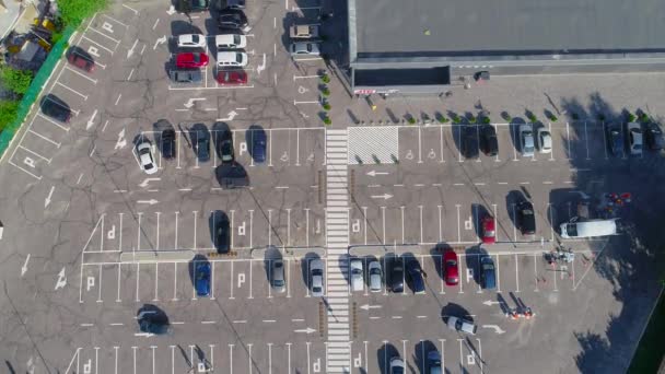 Zasięg nad parkingiem z samochodami, parking blisko sklepu widok z góry — Wideo stockowe