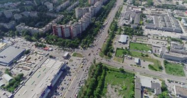 Kesişme noktası üst görünümü meşgul. Kesişme noktası manzarası. Çok sayıda arabalı kavşaklar