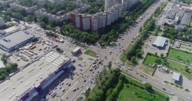 Kesişme noktası üst görünümü meşgul. Kesişme noktası manzarası. Çok sayıda arabalı kavşaklar