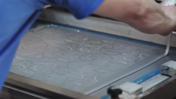 Fondos de pantalla Producción. El proceso de fabricación de papel pintado, la aplicación de pintura a una muestra. Fábrica moderna — Vídeos de Stock