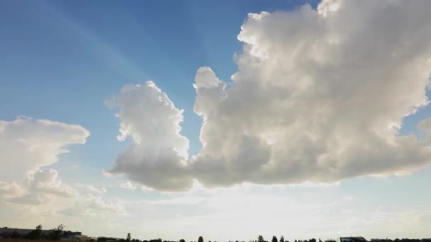 Langit biru dengan awan putih selang waktu. Awan yang indah di langit. Waktu awan di langit yang cerah. — Stok Video