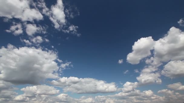 Indah berbulu awan di langit biru. Langit dengan awan yang indah — Stok Video