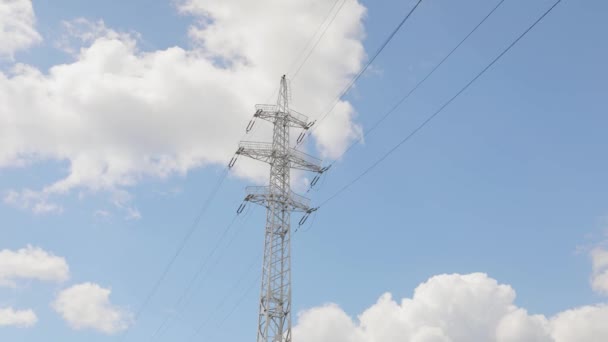 Transmission towers beautiful clouds in the background. Transmission towers time lapse, clouds in the background — Stock Video