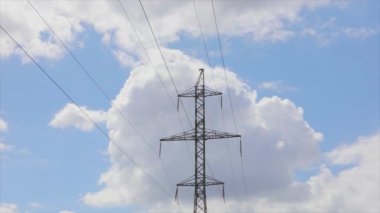 Elektrik taşıma hattı. Yüksek voltajlı kule. Aktarım kuleleri zaman atlaması, arkaplanda bulutlar.