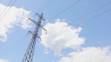 Elektrik taşıma hattı. Yüksek voltajlı kule. Aktarım kuleleri zaman atlaması, arkaplanda bulutlar.