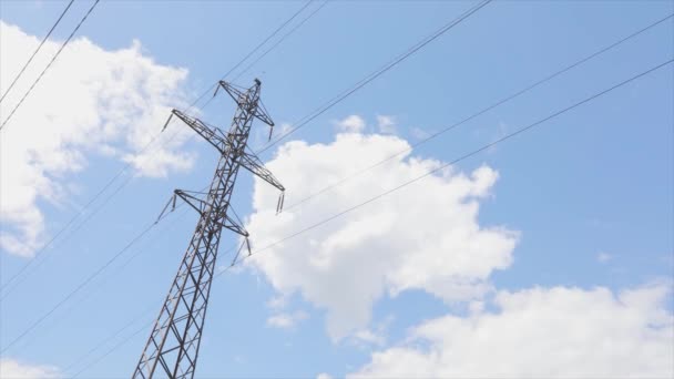 Linea di trasporto dell'elettricità. Torre ad alta tensione. Trasmissione torri time lapse, nuvole sullo sfondo. — Video Stock