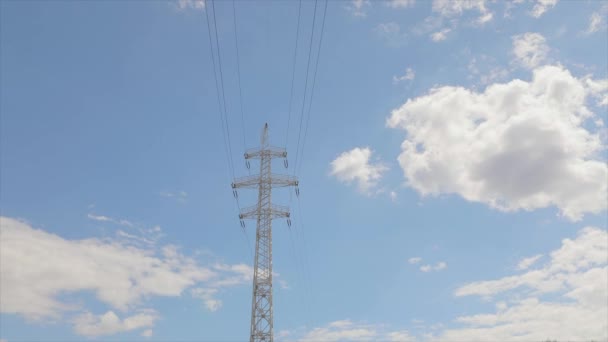 Stromtrasse. Strommasten im Zeitraffer, Wolken im Hintergrund. Hochspannungsmast. Schöne Wolken auf dem Hintergrund von Strommasten im Zeitraffer — Stockvideo