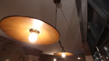 Klasik lamba. Çok güzel bir lamba. Pahalı bir lamba.