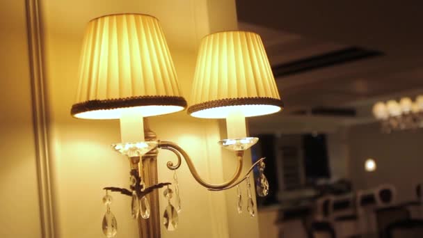 Stara lampa w drogim hotelu. Piękna lampa w stylu vintage — Wideo stockowe