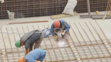 Kaynak metal yapımı. Bir kaynakçı metal bir yapıyı kaynak yapar. Yapı kaynakçısı