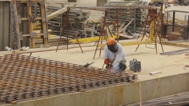 Kaynak metal yapımı. Bir kaynakçı metal bir yapıyı kaynak yapar. Yapı kaynakçısı