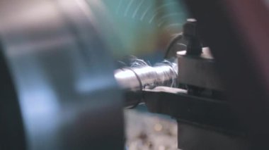 Metal torna, yavaş çekim. Torna, metal işleme,