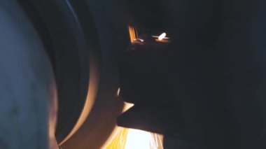 Öğütücü tekerlekten kıvılcımlar, gıcırdayan tekerlek yakın plan. Metal öğütme makinesinden kıvılcımlar.