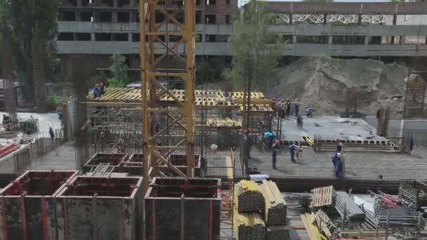 Um estaleiro. Panorama do canteiro de obras de um edifício residencial. A construção de um edifício residencial. — Vídeo de Stock