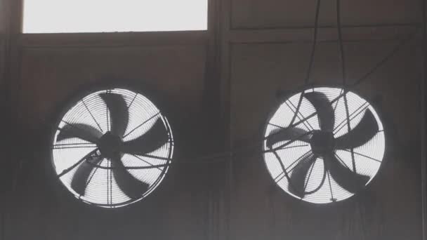 Průmyslové ventilátory. Tovární systém cirkulace vzduchu. Rotace velkých ventilátorů v továrně — Stock video