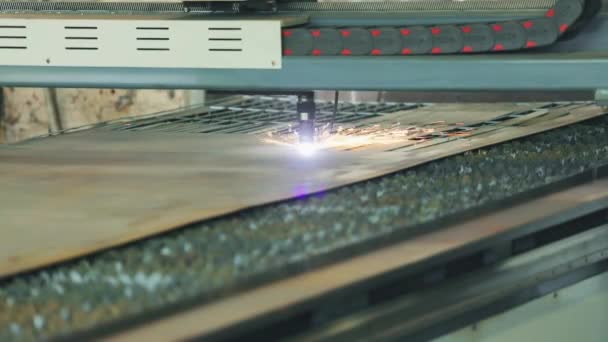 Corte de espacios en blanco de metal en una máquina CNC lapso de tiempo. Trabajo de corte de gas. Corte de gas en una fábrica. — Vídeos de Stock