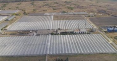 Sera manzaralı. Geniş seralar üzerinde uçuş. Endüstriyel sebze yetiştirme
