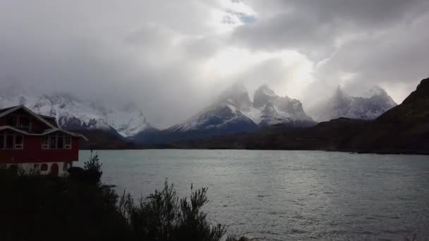 Pohled na hory Cerro Payne Grande a Torres del Paine. Trekking v Patagonii vedle hory Cerro Paine Grande. — Stock video