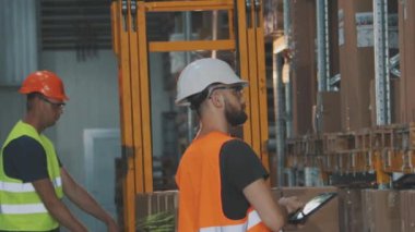 Stokta iş akışı. Modern bir depoda işçi.