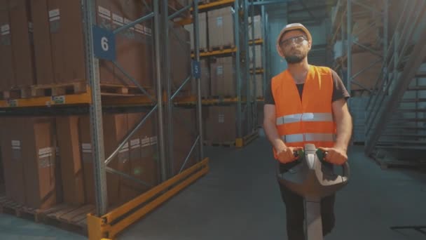 Работник склада перевозит груз. Ящики для транспортировки работников склада — стоковое видео